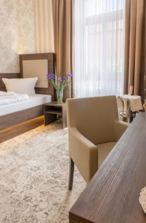 Minibar, caja de seguridad en la habitación y escritorio