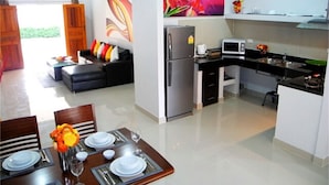 Un apartamento moderno con comedor, cocina y sala de estar.