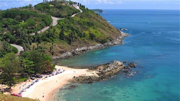 A coastal road leading to a beach with clear turquoise waters and a sandy shore. - Green Leaf 2 Nai Harn 2 bedrooms Villa (Rawai)