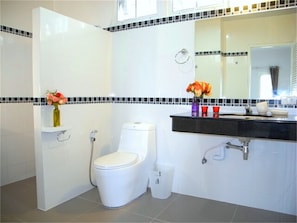 Ein Badezimmer mit Toilette, Waschbecken und Spiegel.