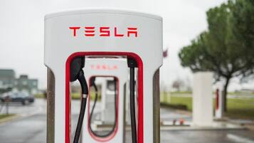 Una estación de carga para vehículos eléctricos Tesla.
