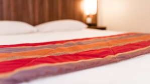 A bed with a colorful blanket and a wooden headboard. - Hôtel Eurocentre Toulouse Nord 2 Stars (Castelnau-d'Estretefonds)