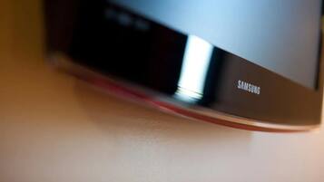 Un televisor Samsung sobre una superficie plana.