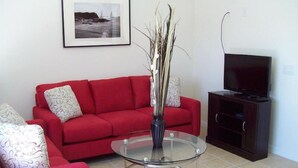 Stadtwohnung, 4 Schlafzimmer, eigener Pool | Wohnbereich | Flachbildfernseher, Videospielkonsole