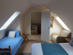 Family Triple Room, Ensuite (Bath and Shower) - Oxfordbnb (Oxford)