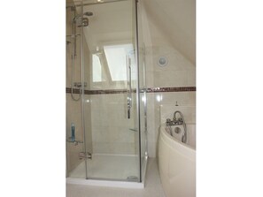 Family Triple Room, Ensuite (Bath and Shower) | Bathroom - Oxfordbnb (Oxford)
