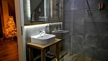 Family Apartment, Private Bathroom (Attic 14 &24 &54) | Bathroom