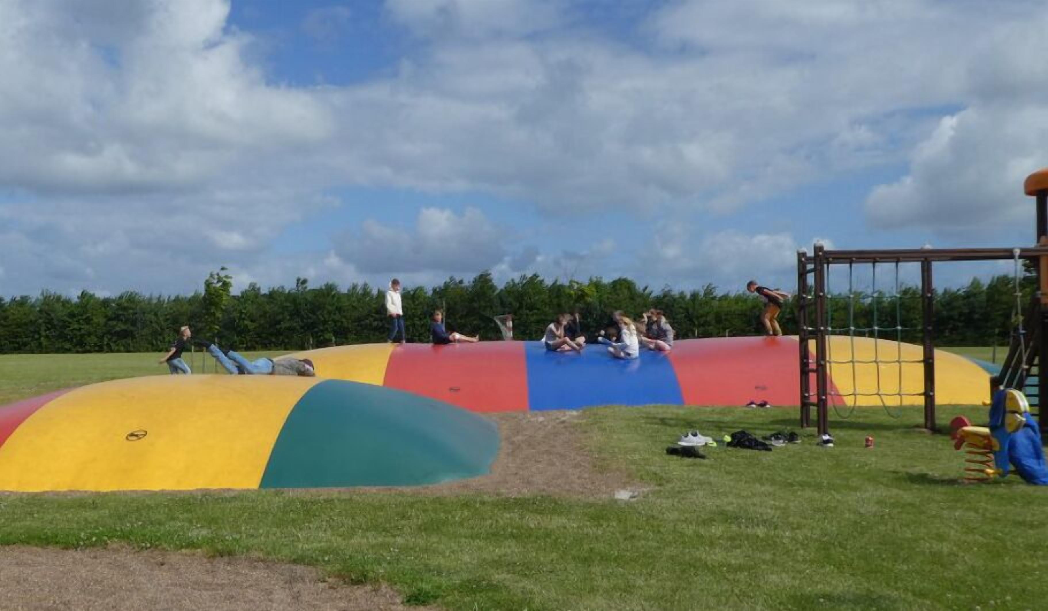 Un parque infantil con toboganes de colores y estructuras para escalar.