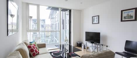 Departamento exclusivo, 1 habitación, cocineta, vista a la ciudad | Sala de estar | Televisión de pantalla plana de 32 pulgadas con canales por cable