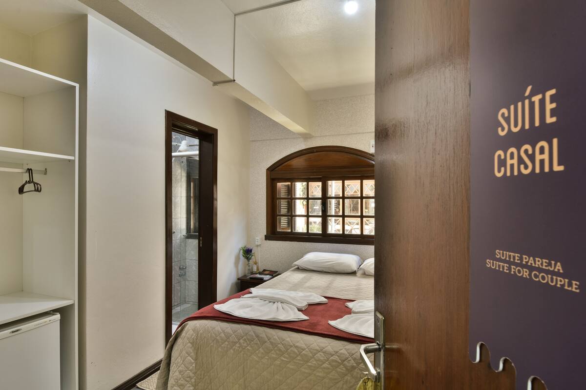 Business Suite, 1 Queen Bed | Premium bedding, iron/ironing board, free WiFi, bed sheets