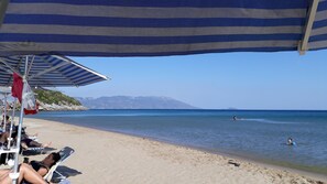 Sur la plage, cabana (gratuite), chaise longue, parasol