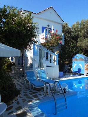 Piscine extérieure en saison, cabanas gratuites, parasols
