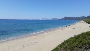 Sur la plage, cabana (gratuite), chaise longue, parasol