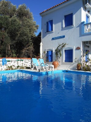 Seasonal outdoor pool, open 10:00 AM to 7:00 PM, free cabanas - Meltemia Studios Samos (Samos)