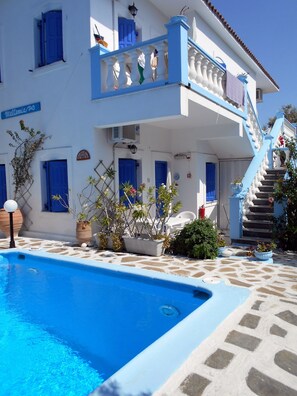 Seasonal outdoor pool, open 10:00 AM to 7:00 PM, free cabanas - Meltemia Studios Samos (Samos)