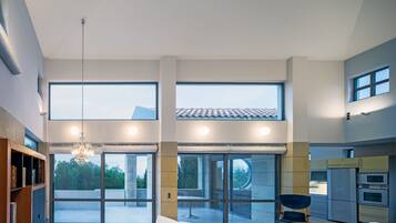 TV LCD, lareira, DVD player