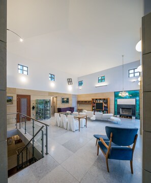 Una televisión LCD, una chimenea, un reproductor de DVD