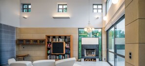 Villa - 5 sovrum | Vardagsrum | LCD-tv, eldstad och dvd-spelare