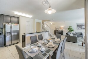 House, 4 Bedrooms, Private Bathroom | In-room dining - 4 bed House/w pool & Garage (Kissimmee)