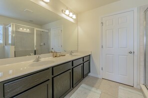 House, 4 Bedrooms, Private Bathroom | Bathroom | Shower, hair dryer, towels - 4 bed House/w pool & Garage (Kissimmee)