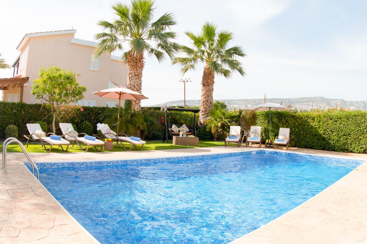 Hồ bơi ngoài trời, dù/ô trên bãi biển/hồ bơi, ghế dài tắm nắng 