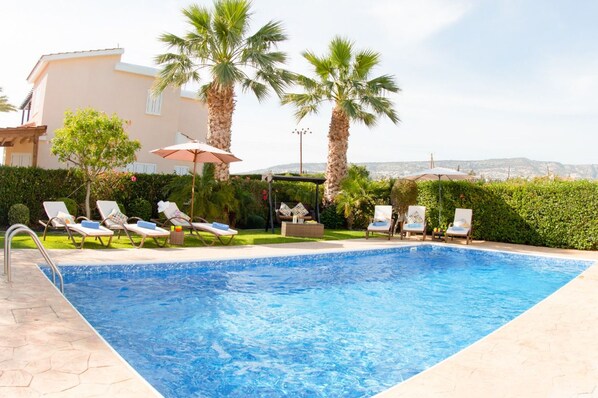 Outdoor pool, pool umbrellas, sun loungers - Villa Alysia (Pegeia)