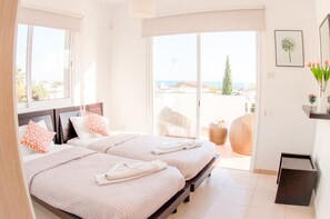 3 bedrooms, in-room safe, individually decorated, individually furnished - Villa Alysia (Pegeia)