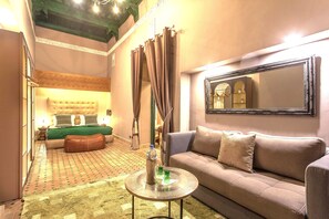 Dundyner, senger med overmadrass, minibar og individuelt dekorert