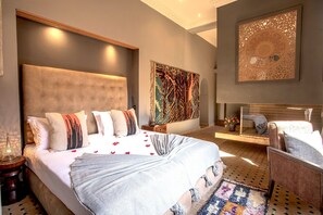 Dundyner, senger med overmadrass, minibar og individuelt dekorert