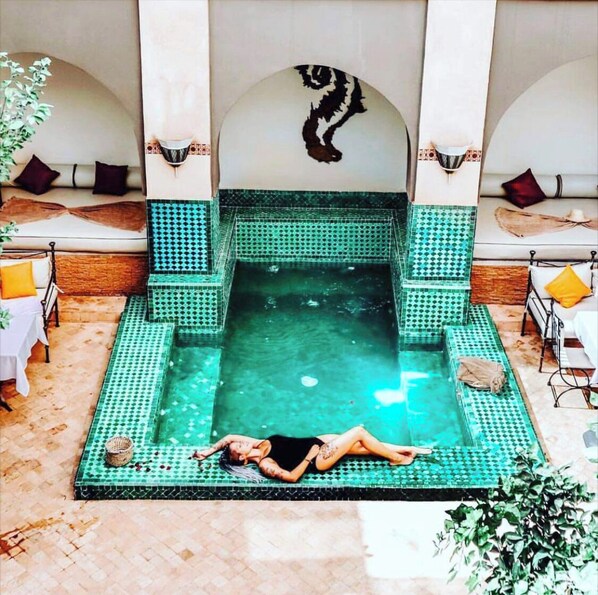 Outdoor pool, pool umbrellas, sun loungers - Le Medina Privilége Riad & Spa (Marrakech)