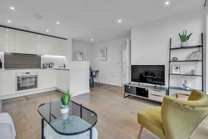 Appartement Deluxe, 2 chambres, coin cuisine, vue ville | Coin séjour | Télévision à écran plat de 32 pouces avec chaßnes par cùble, télévision