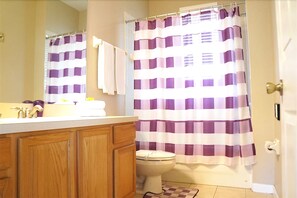 Bañera con ducha, secador de pelo, toallas