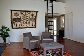 Villa | Living area | Flat-screen TV - Parrot Villa (Oranjestad)