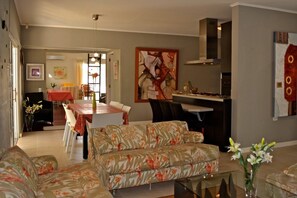 Villa | Sala de estar | Televisión de pantalla plana 