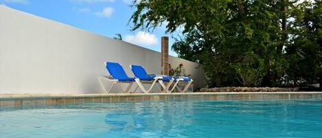 Piscine extérieure, chaises longues