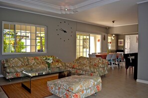 Villa | Sala de estar | Una televisión de pantalla plana