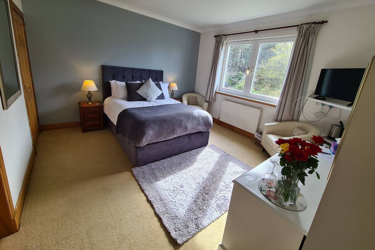Egyptian cotton sheets, premium bedding, desk, laptop workspace