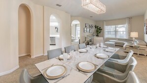 Unclassified image, 2 of 25, button - 5 bed Luxury house Gameroom Garage 101 (Davenport)