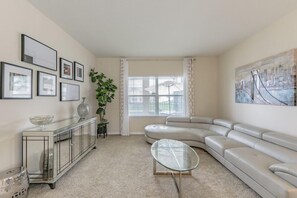 House, 5 Bedrooms, Private Pool | Living room