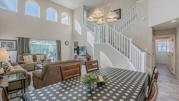 House, 6 Bedrooms, Private Pool | In-room dining