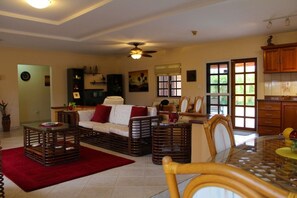 Villa | Living room | Flat-screen TV - Sunrise Villa (Noord)