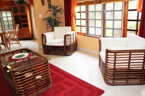 Villa | Living room | Flat-screen TV - Sunrise Villa (Noord)