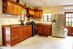 Villa | Private kitchen | Fridge, microwave, oven, stovetop - Sunrise Villa (Noord)