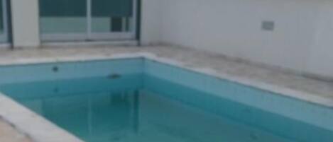 Inomhuspool och solstolar
