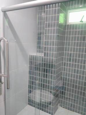 Shower, free toiletries, towels - Pousada Beira Mar (Recife)