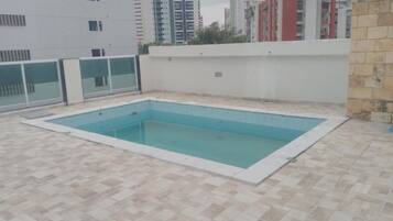 Piscina interna, espreguiçadeiras