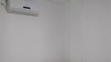 Minibar, blackout drapes, free WiFi, bed sheets