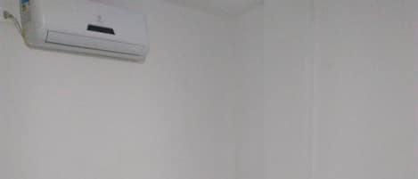 Minibar, blackout drapes, free WiFi, bed sheets