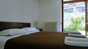 Standard-Doppelzimmer, Gemeinschaftsbad | Allergikerbettwaren, Pillowtop-Betten, Schreibtisch
