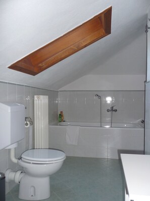Værelse til 3 personer (Attic) | Badeværelse | Bruser, gratis toiletartikler, hårtørrer, bidet